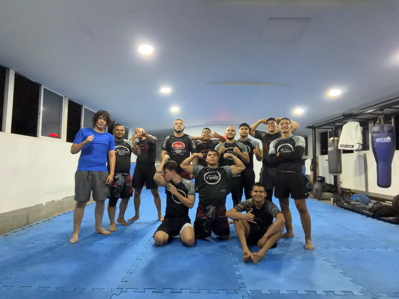 Equipo No-Gi celebrando en el tatami