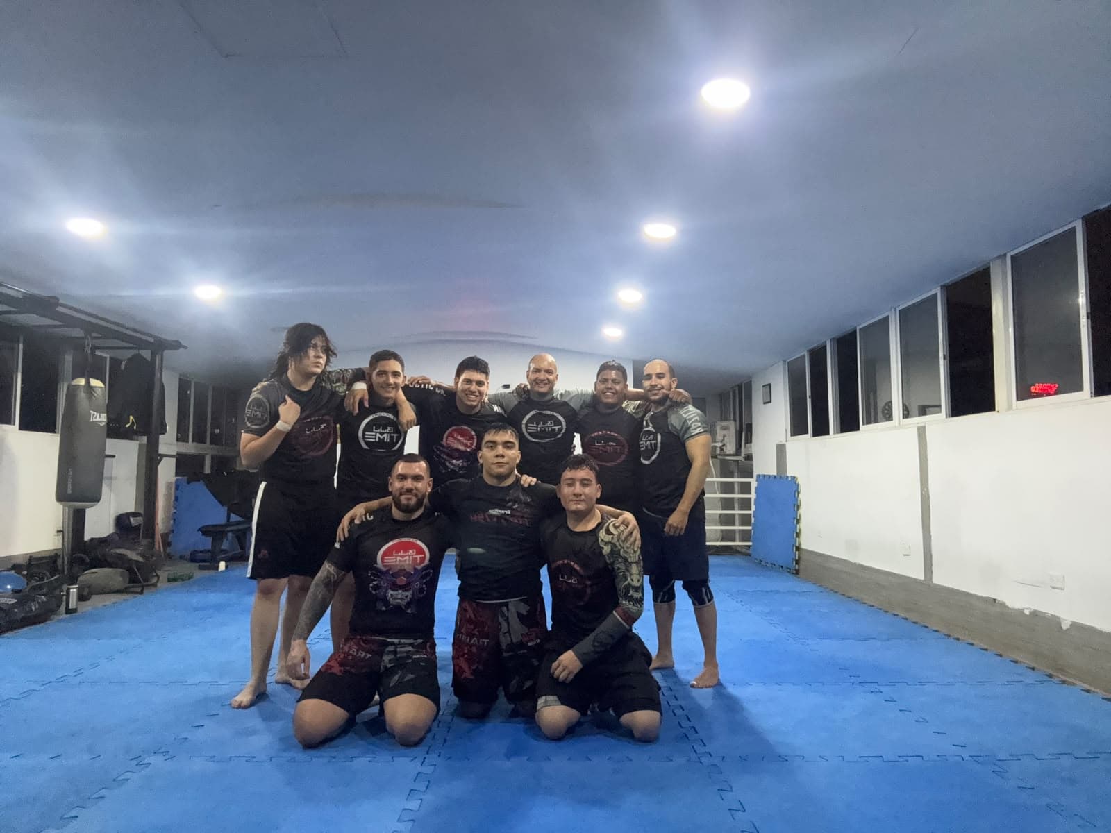 Alumnos con rashguards de la academia