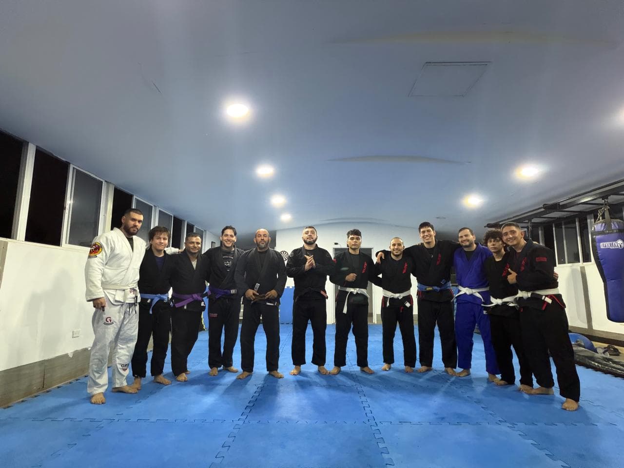Línea de alumnos con kimono en el tatami