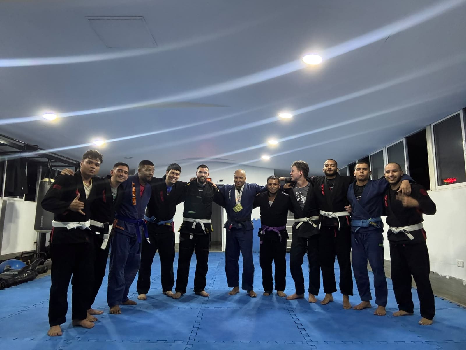 Alumnos con kimono abrazados en el tatami