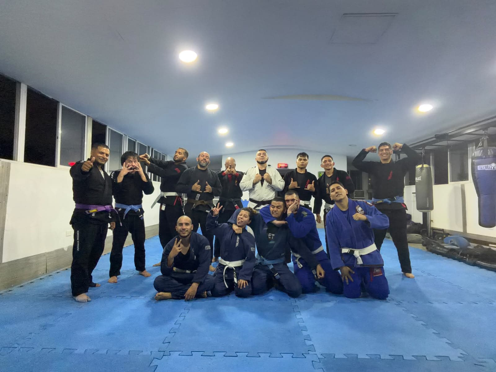 Alumnos de BJJ Time posando en el tatami después de clase